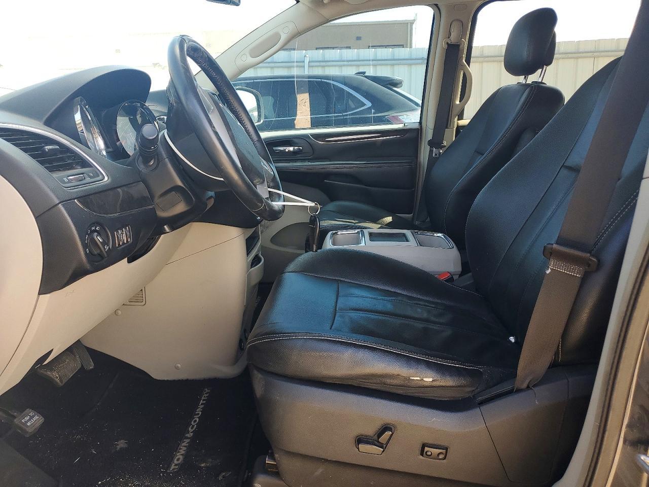 2013 Chrysler Town & Country Touring - Image 7