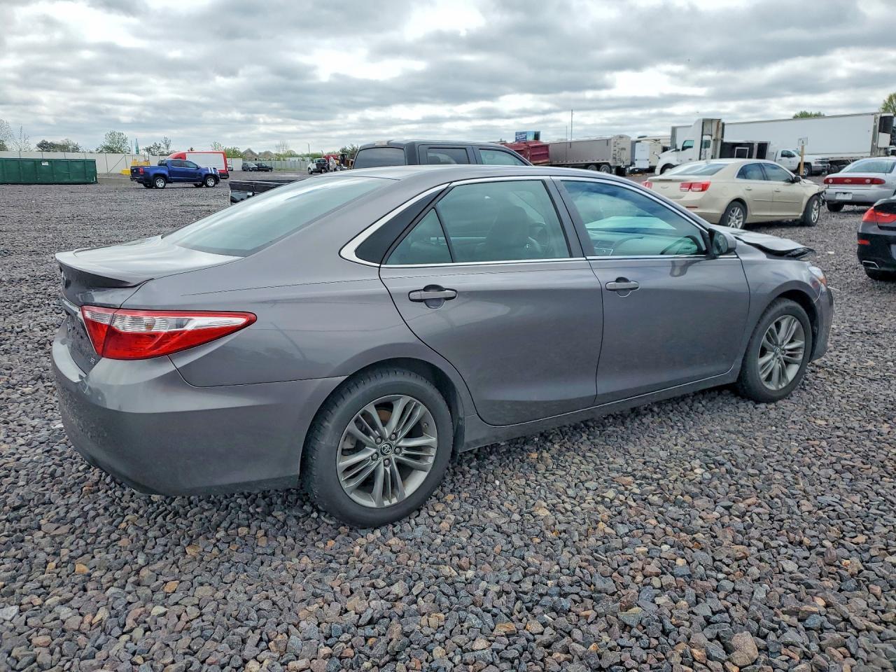 2016 Toyota Camry Se - Фото 3
