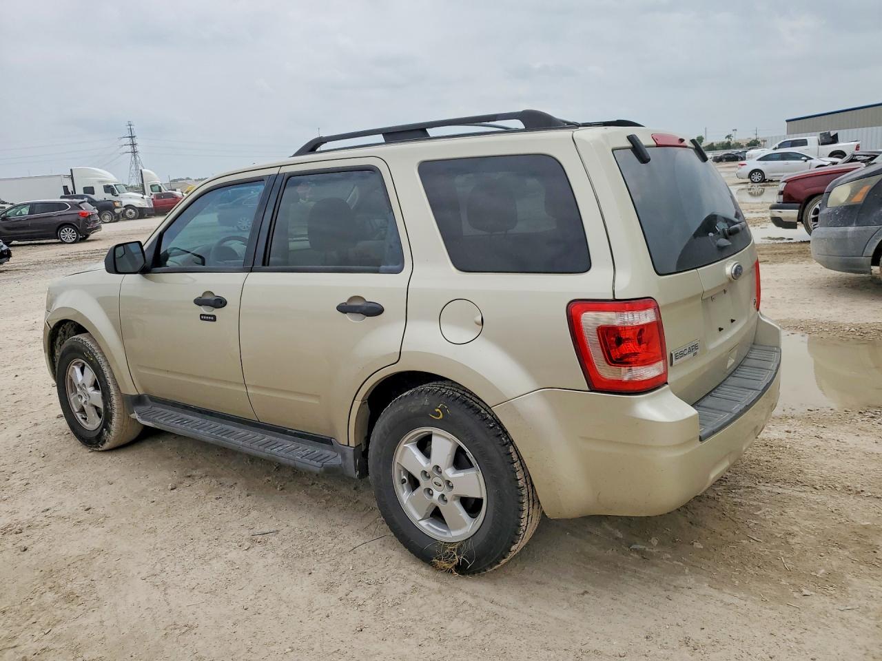 2011 Ford Escape Xlt - Image 2