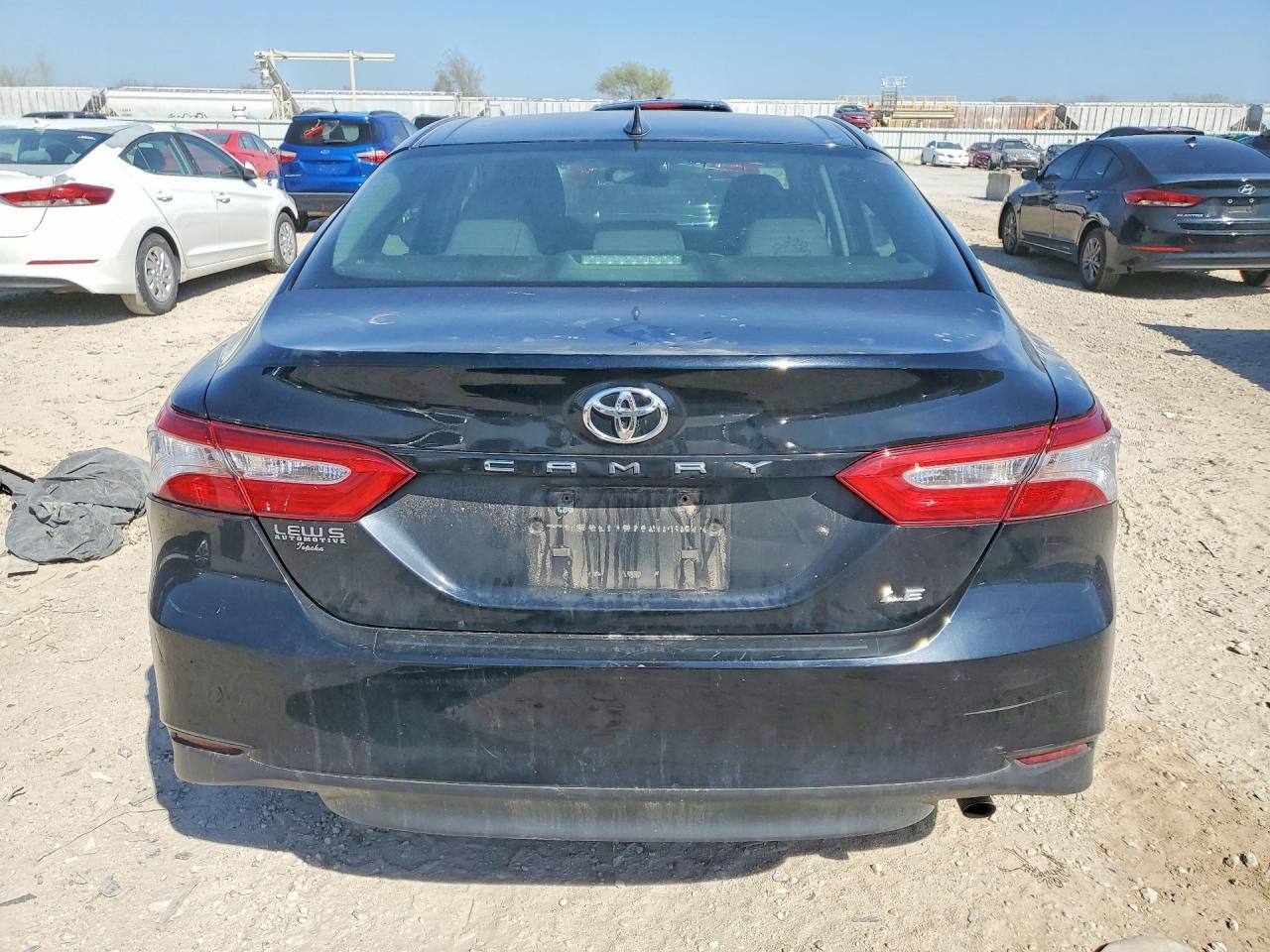 2020 Toyota Camry Le - Фото 6