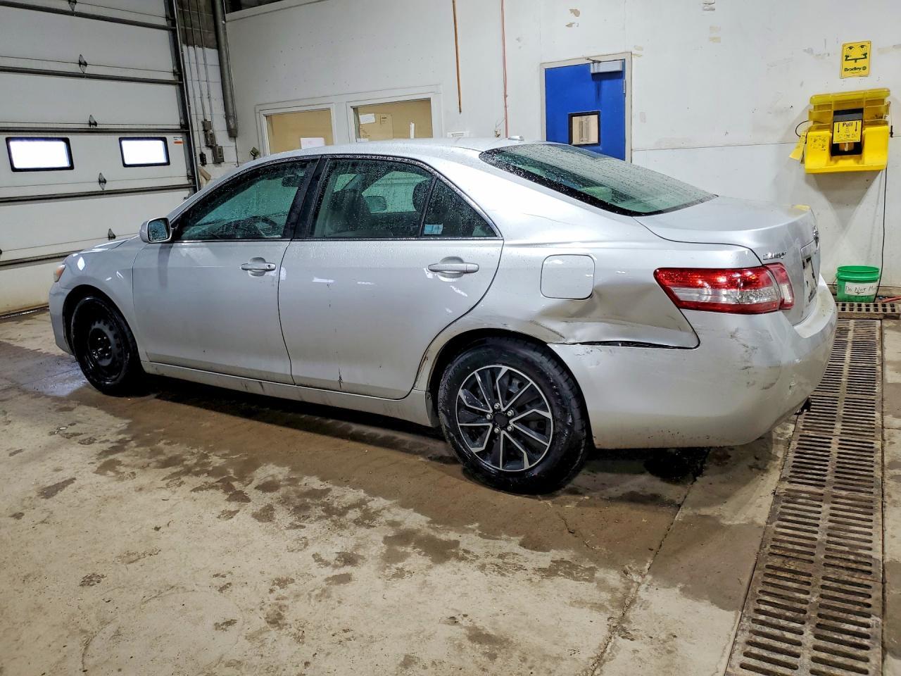 2011 Toyota Camry Le - Фото 2