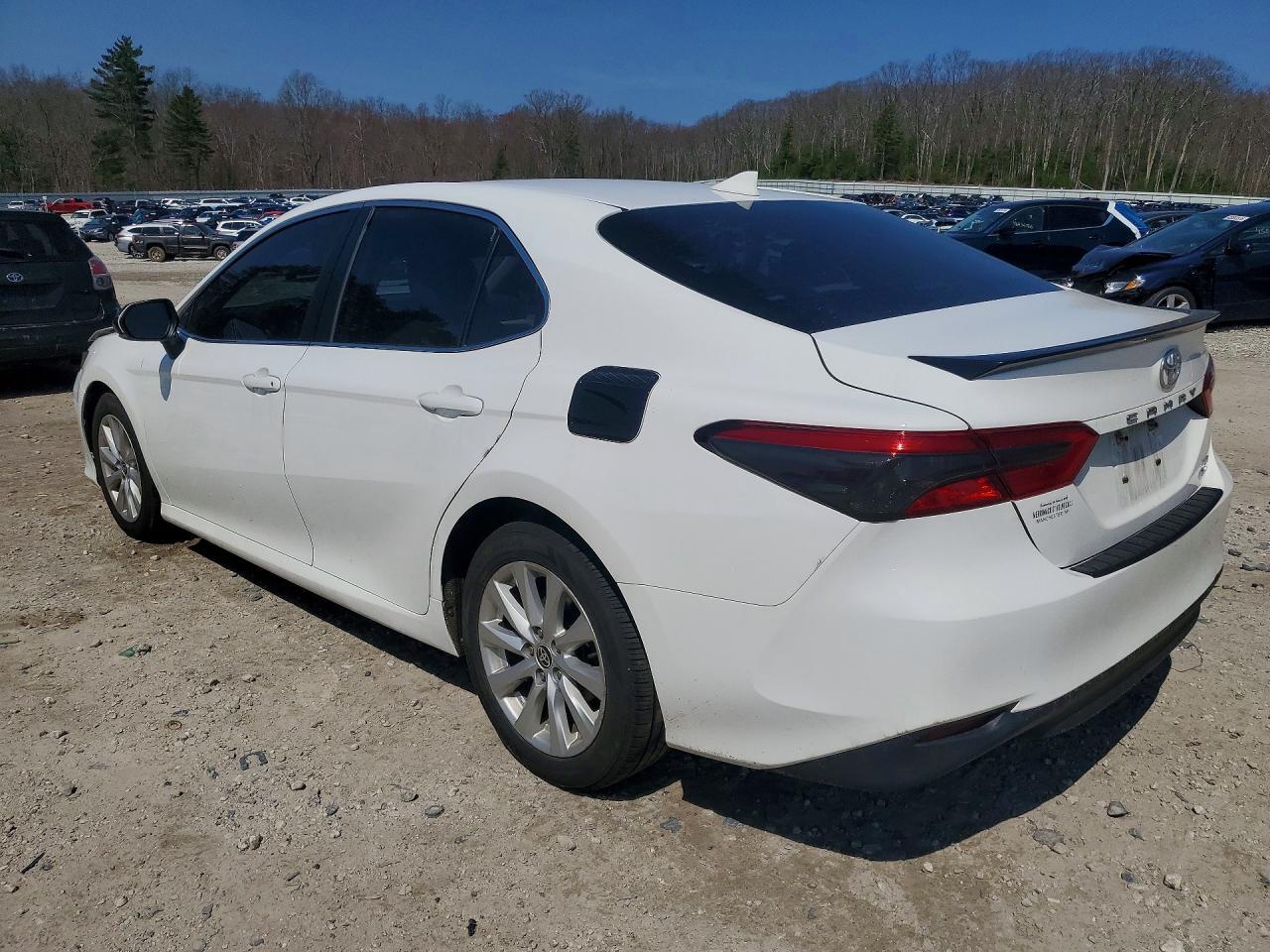 2020 Toyota Camry Le - Фото 2
