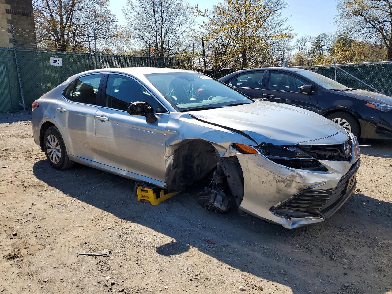 2022 Toyota Camry Le - Фото 4