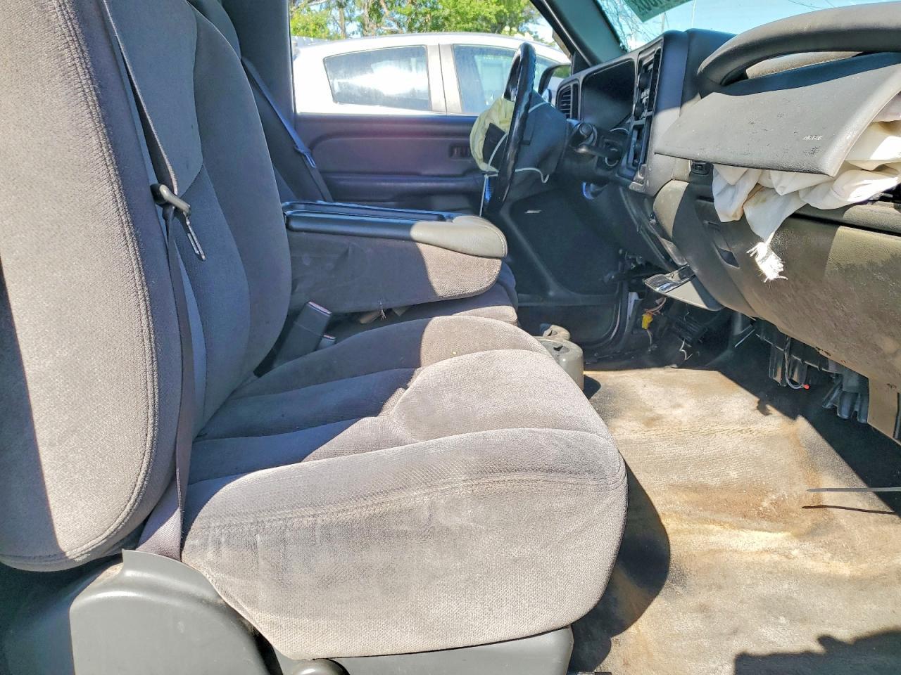 2005 GMC New Sierra C1500 - Image 7