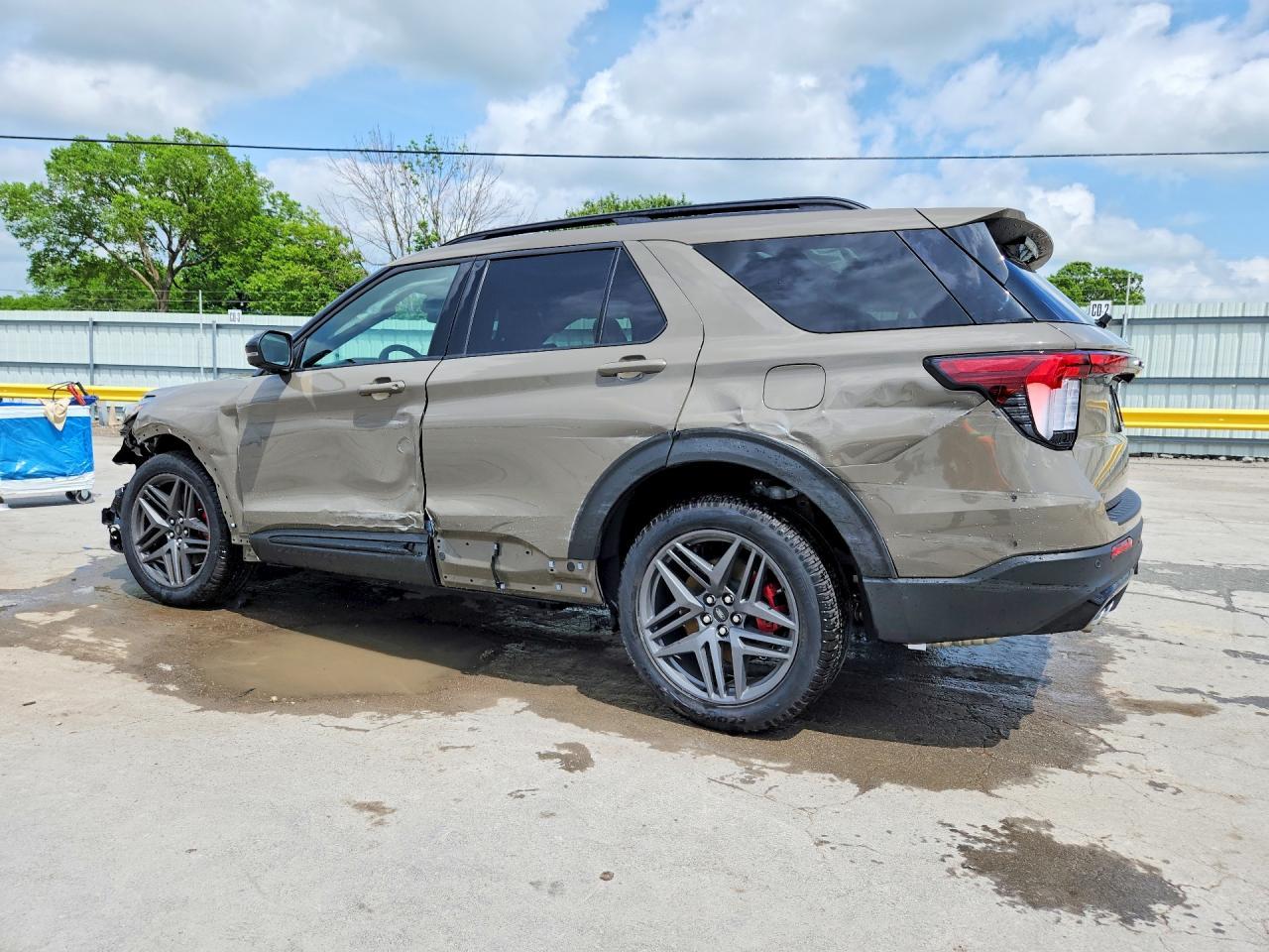 2026 Ford Explorer St - Image 2