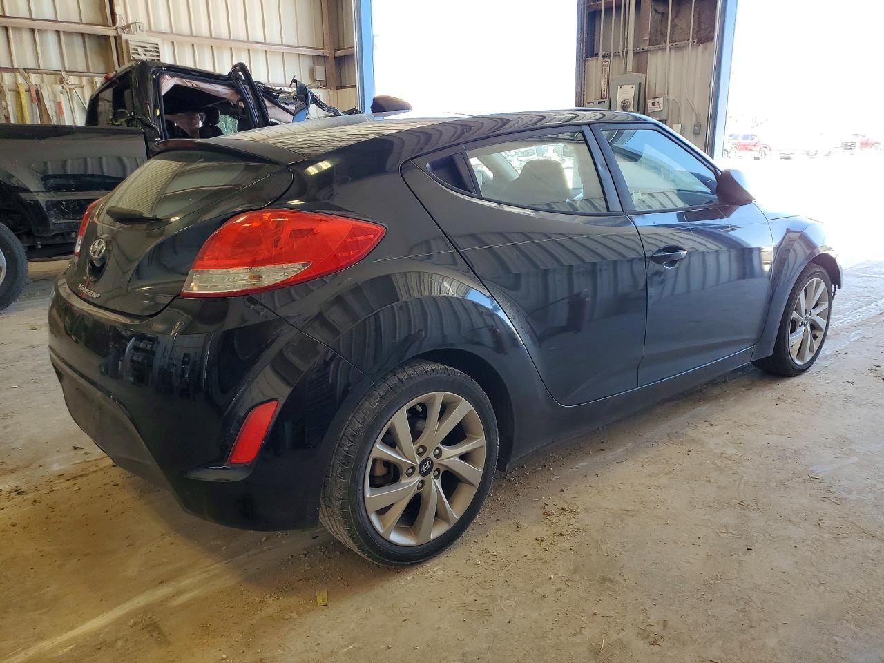 2017 Hyundai Veloster Base - Image 3