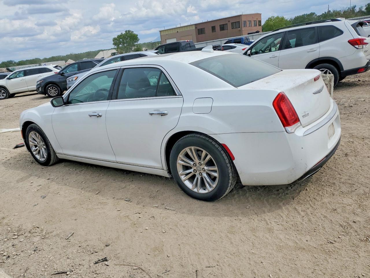 2017 Chrysler 300C - Фото 2