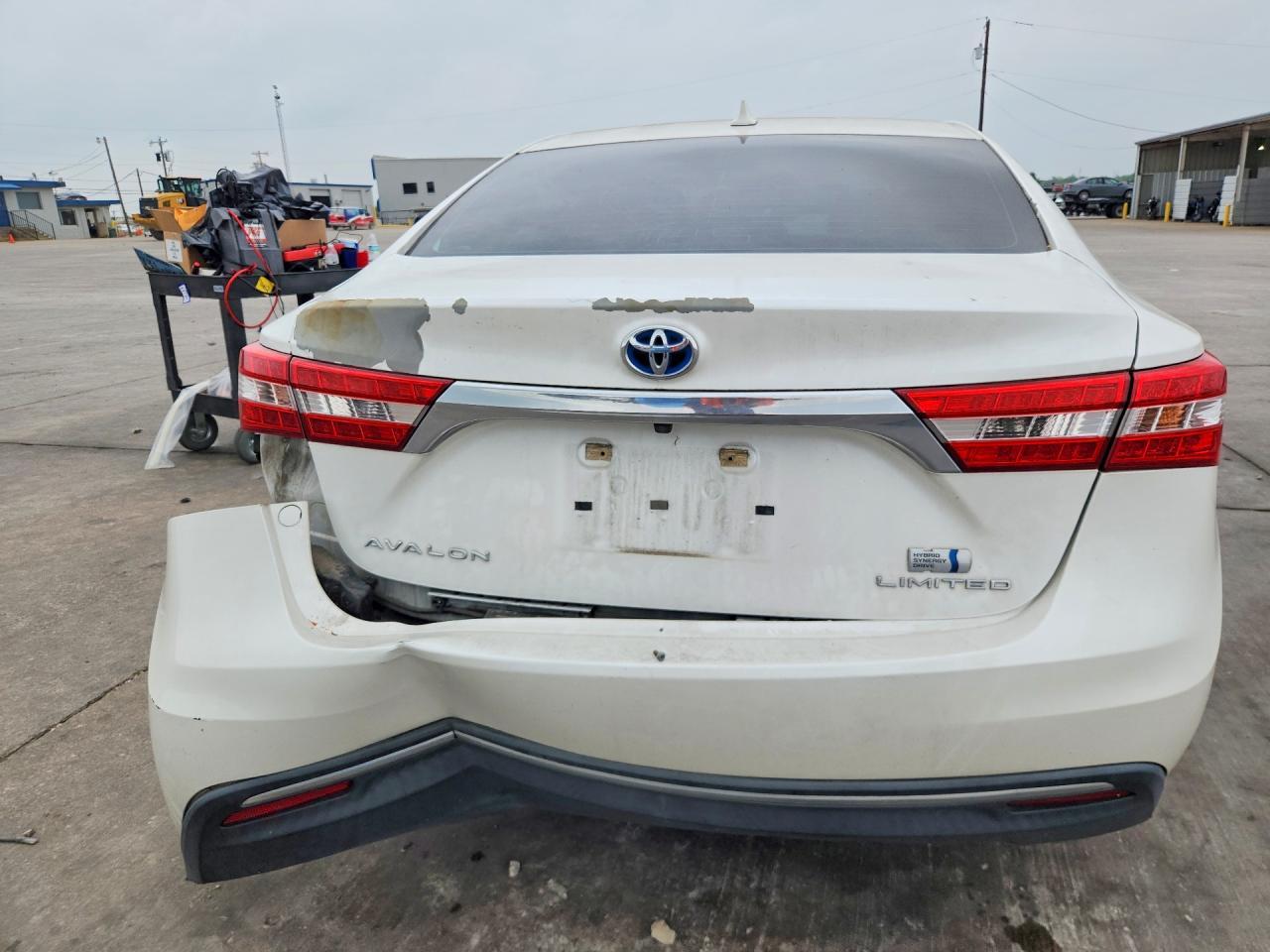 2015 Toyota Avalon Hybrid Limited - Image 6