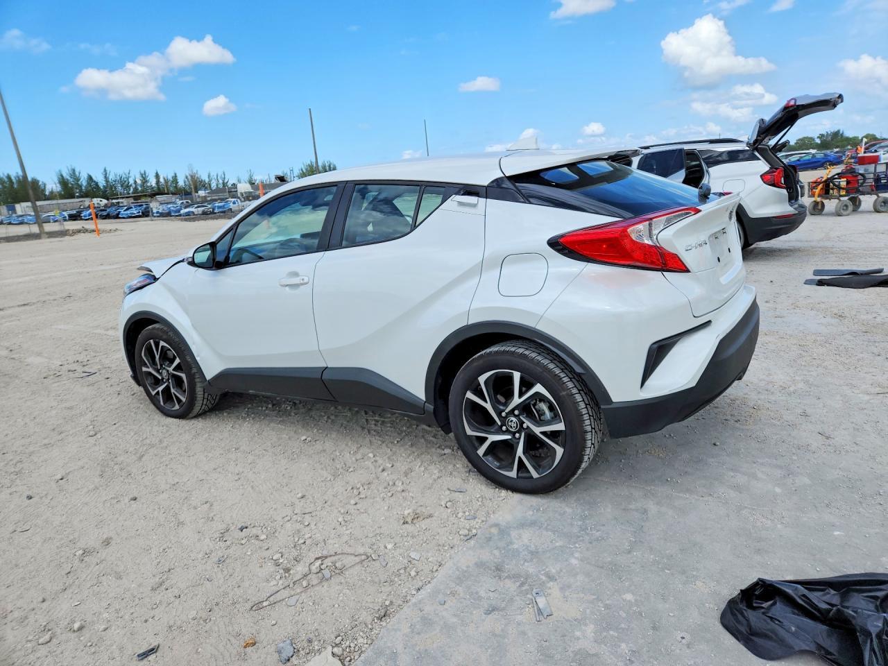 2022 Toyota C-Hr Xle - Image 2