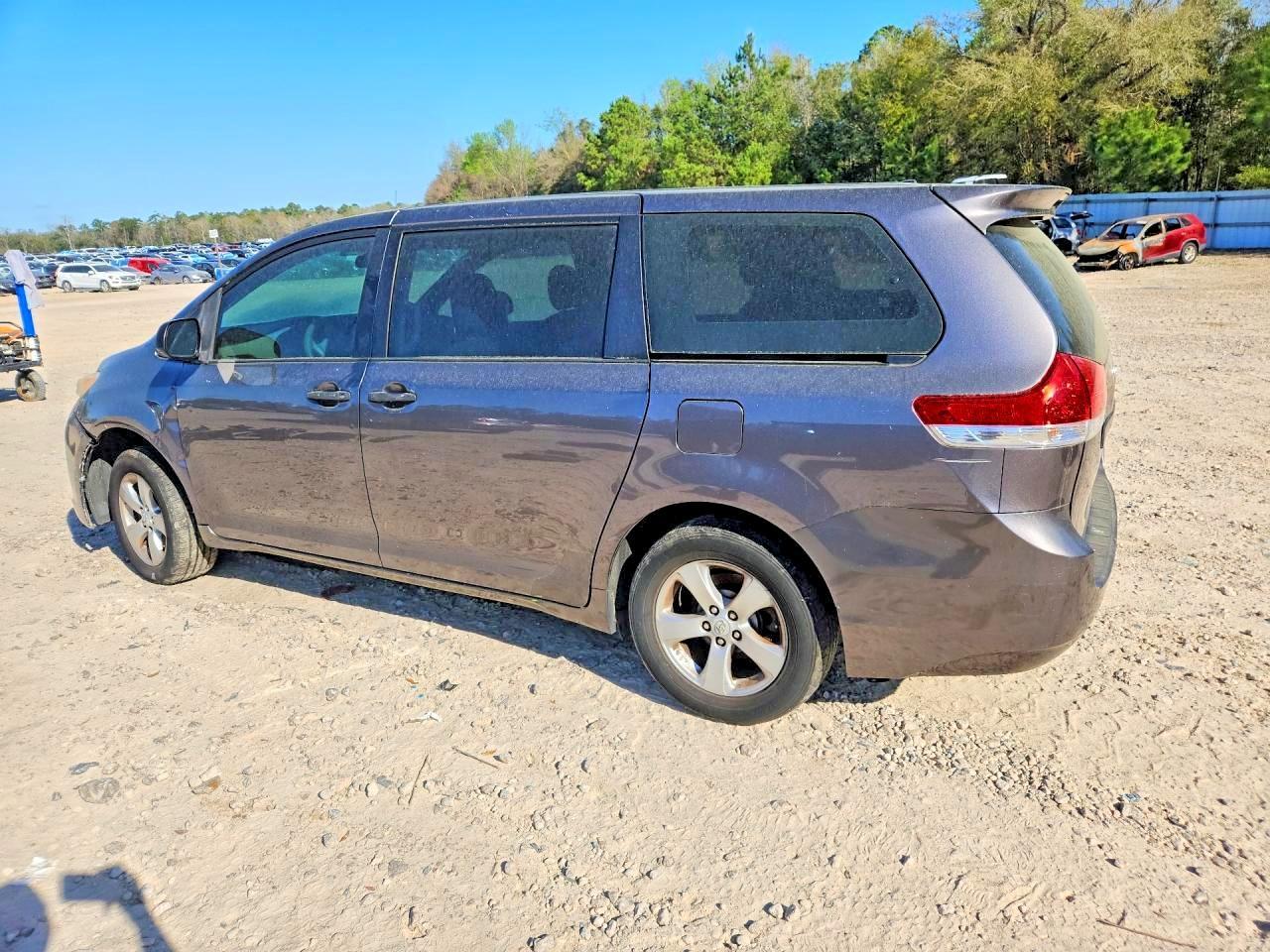 2011 Toyota Sienna Base - Фото 2