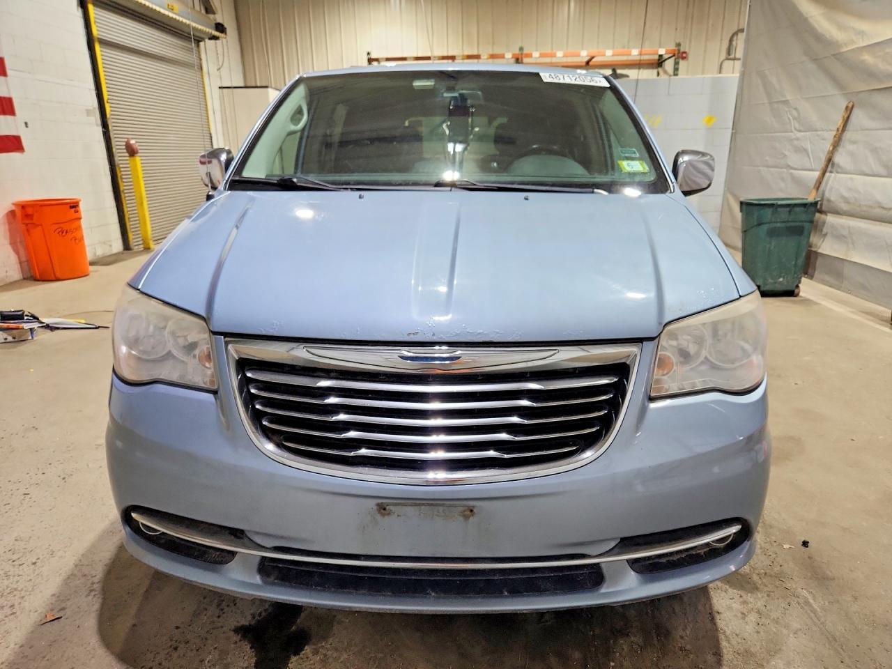 2012 Chrysler Town & Country Touring L - Фото 5