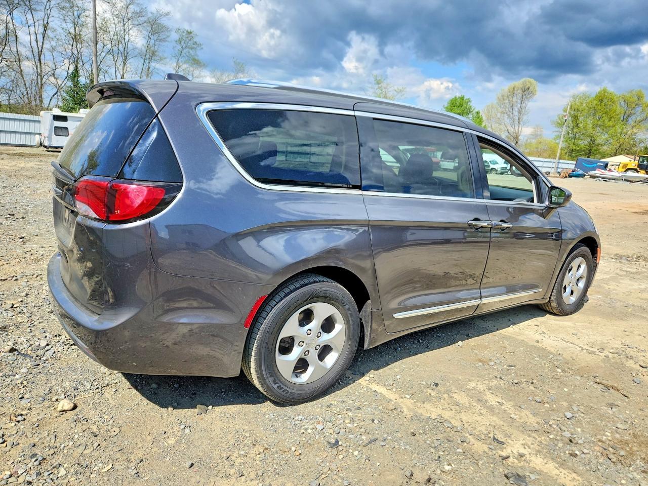 2017 Chrysler Pacifica Touring L Plus - Фото 3