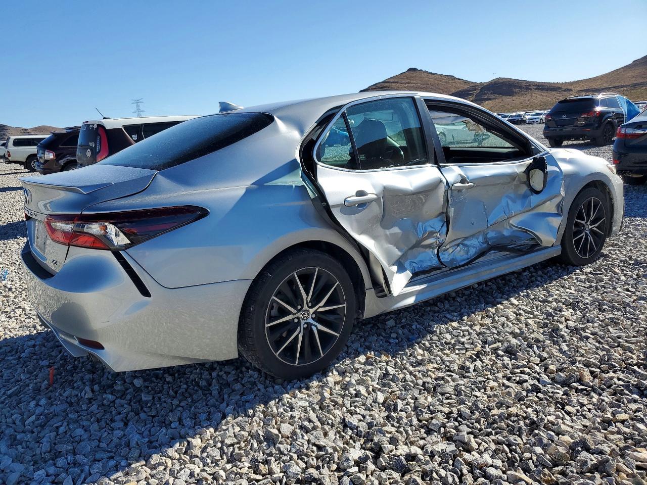 2021 Toyota Camry Se - Фото 3