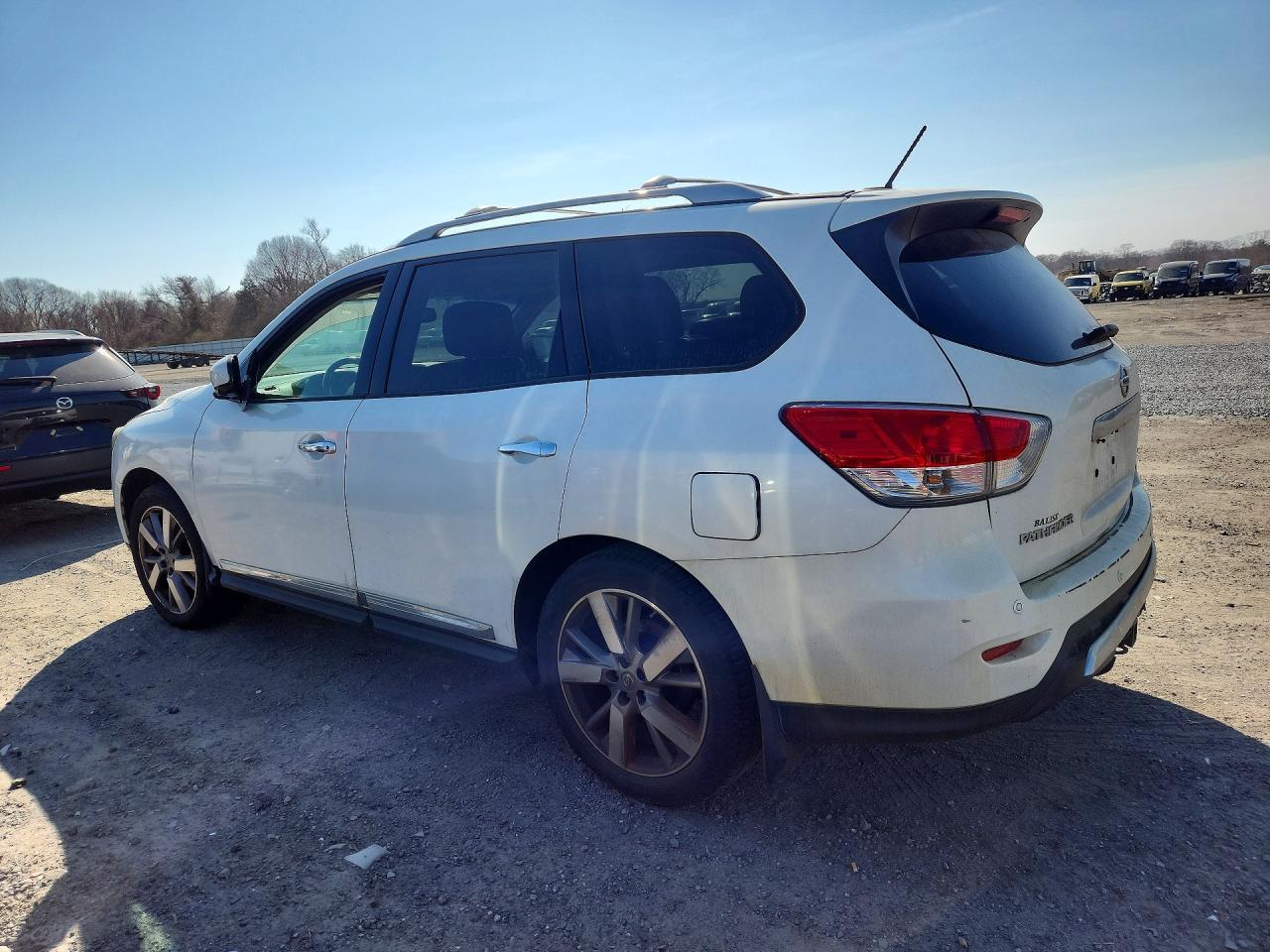 2015 Nissan Pathfinder S - Фото 2
