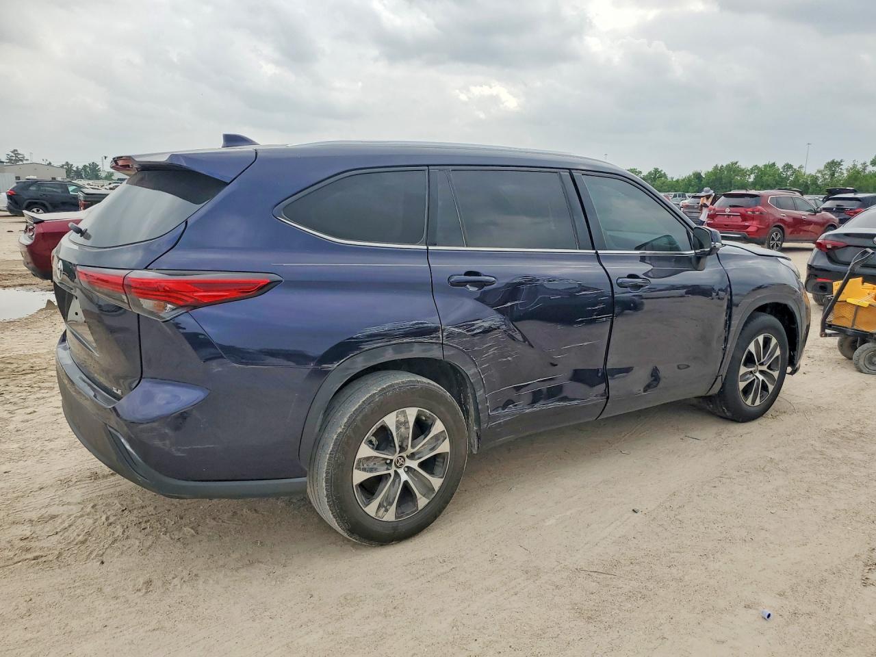 2021 Toyota Highlander Xle - Image 3