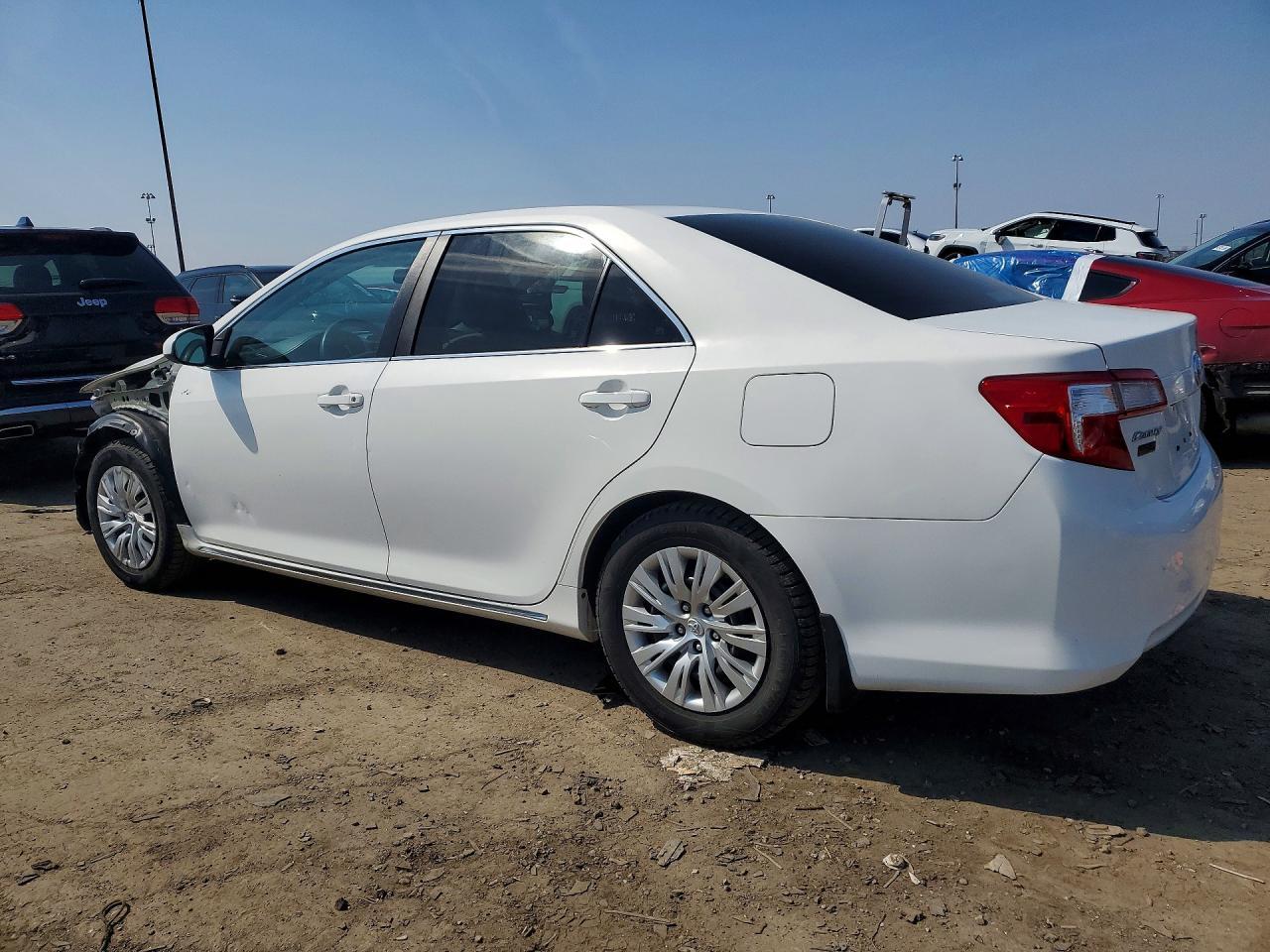 2014 Toyota Camry Hybrid Le - Image 2