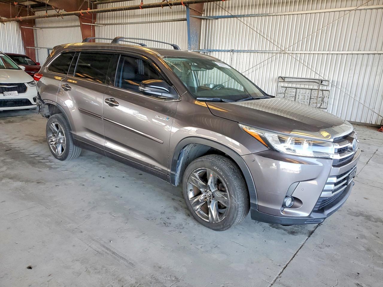 2017 Toyota Highlander Hybrid Limited Platinum - Image 4