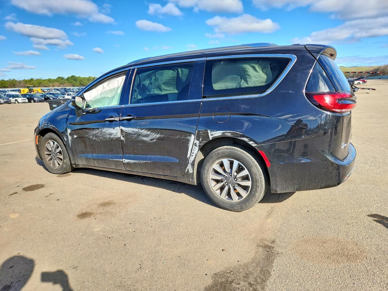 2021 Chrysler Pacifica Touring L - Image 2