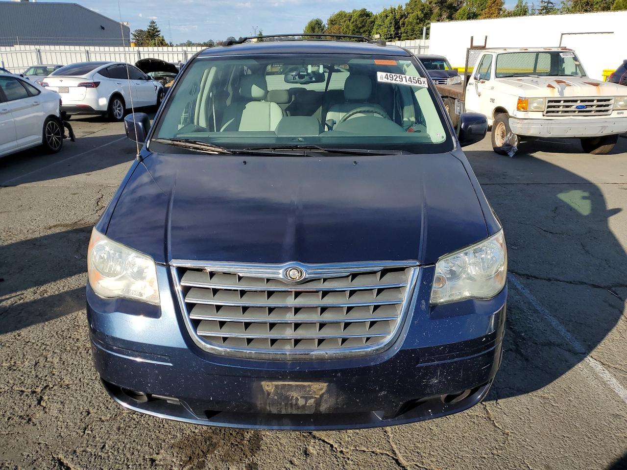 2009 Chrysler Town & Country Touring - Image 5