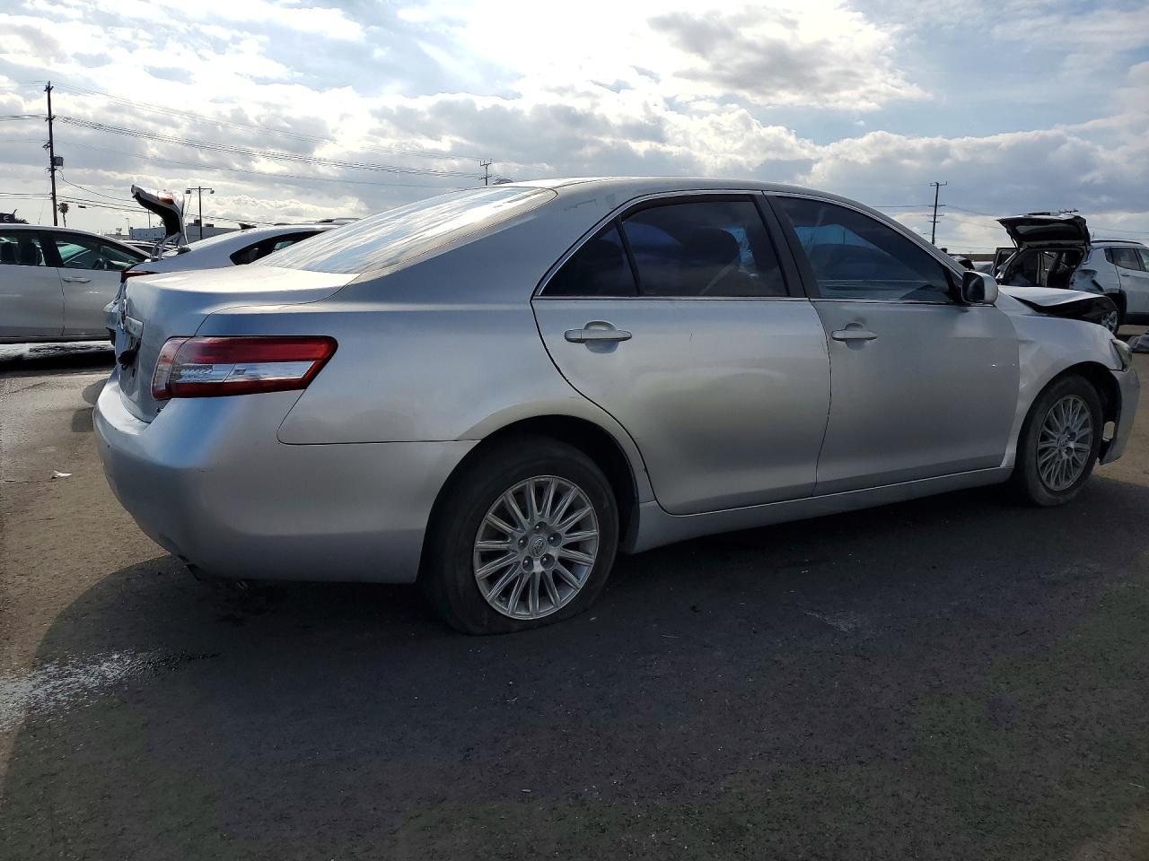2011 Toyota Camry Le - Фото 3