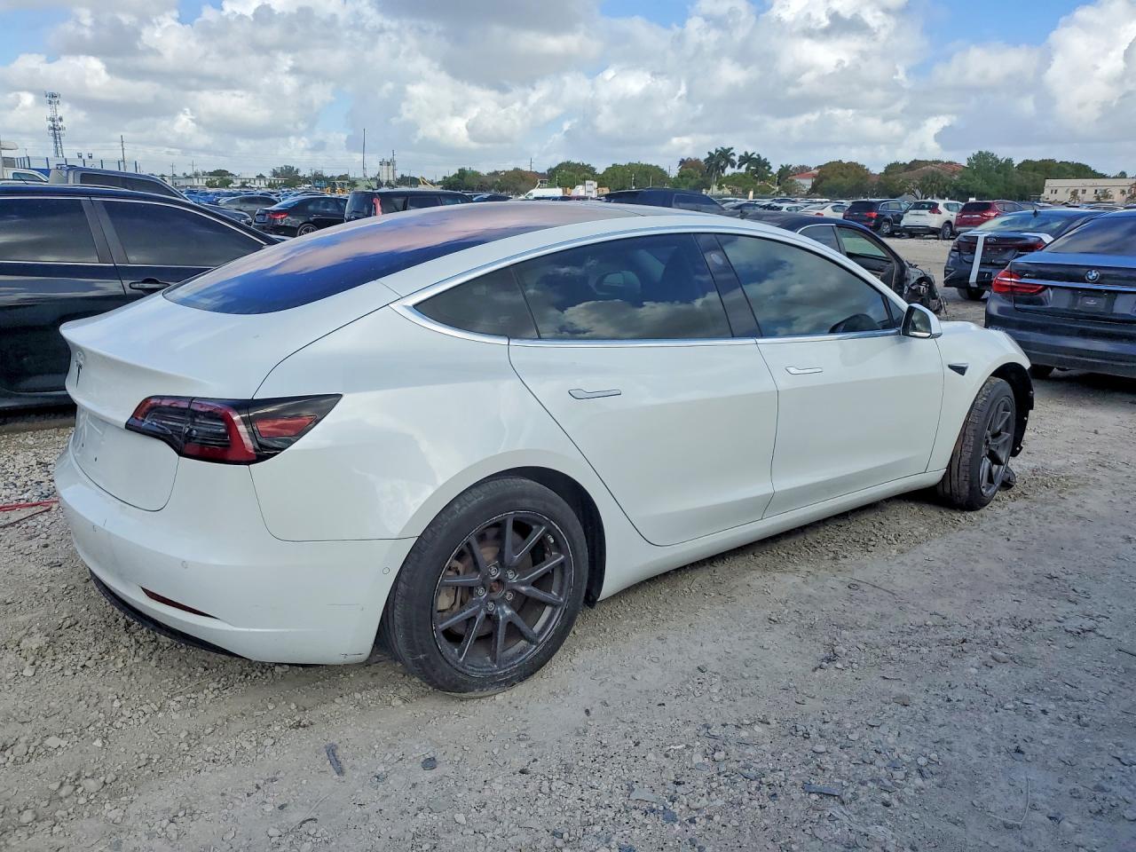 2018 Tesla Model 3 - Фото 3