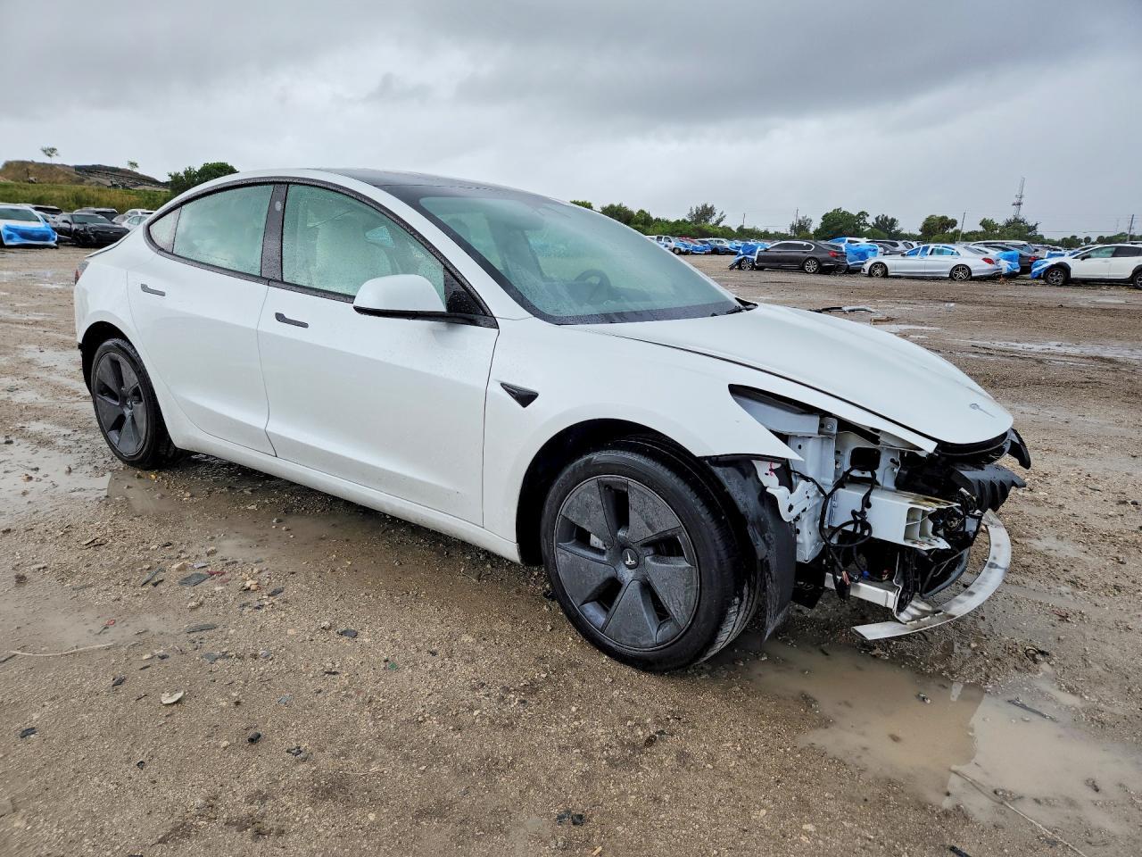 2023 Tesla Model 3 - Фото 4