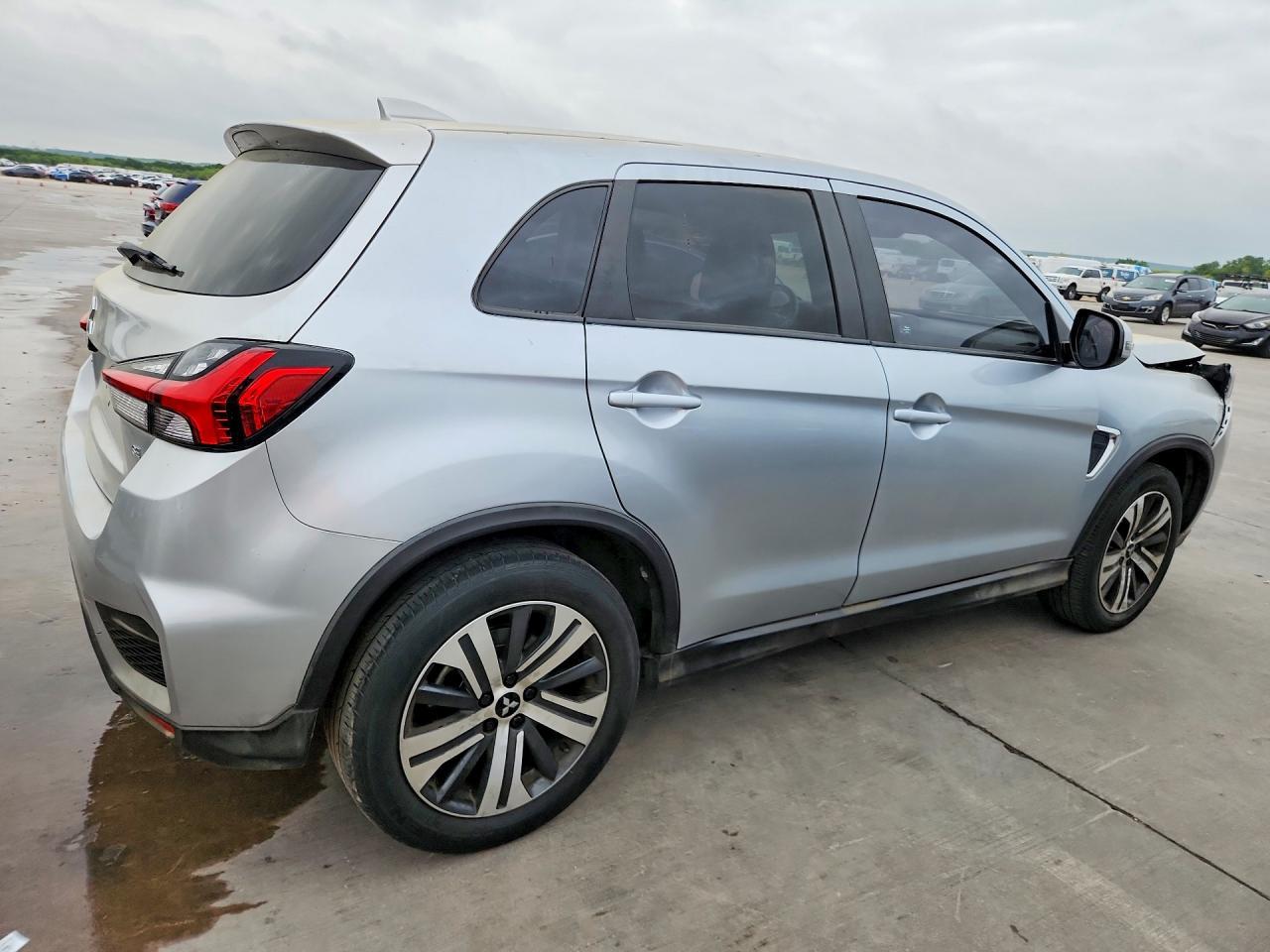 2021 Mitsubishi Outlander - Image 3