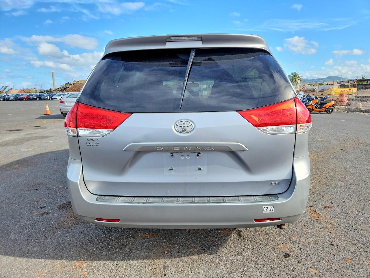 2012 Toyota Sienna Le 8-Passenger - Фото 6