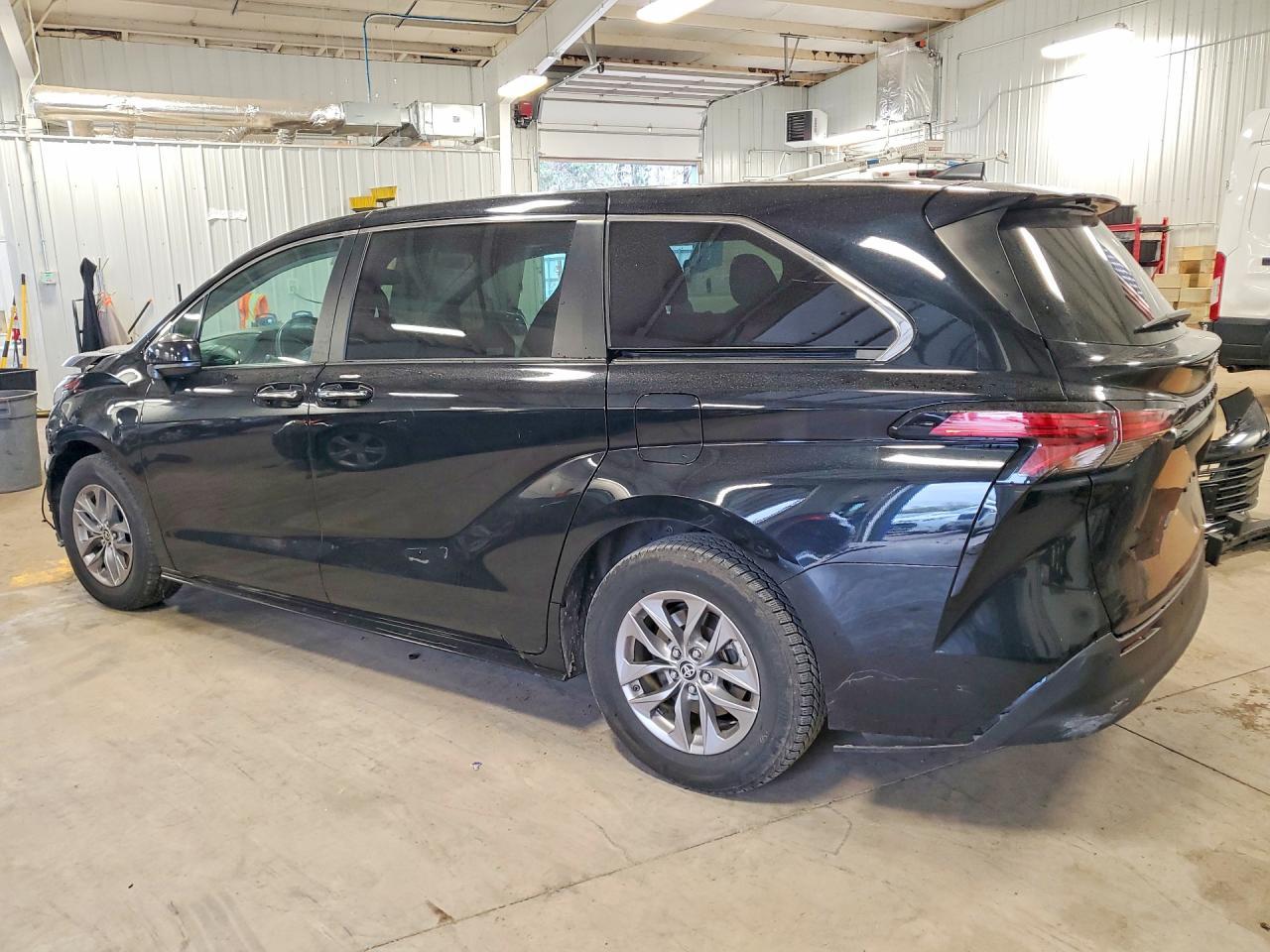 2022 Toyota Sienna Xle - Image 2