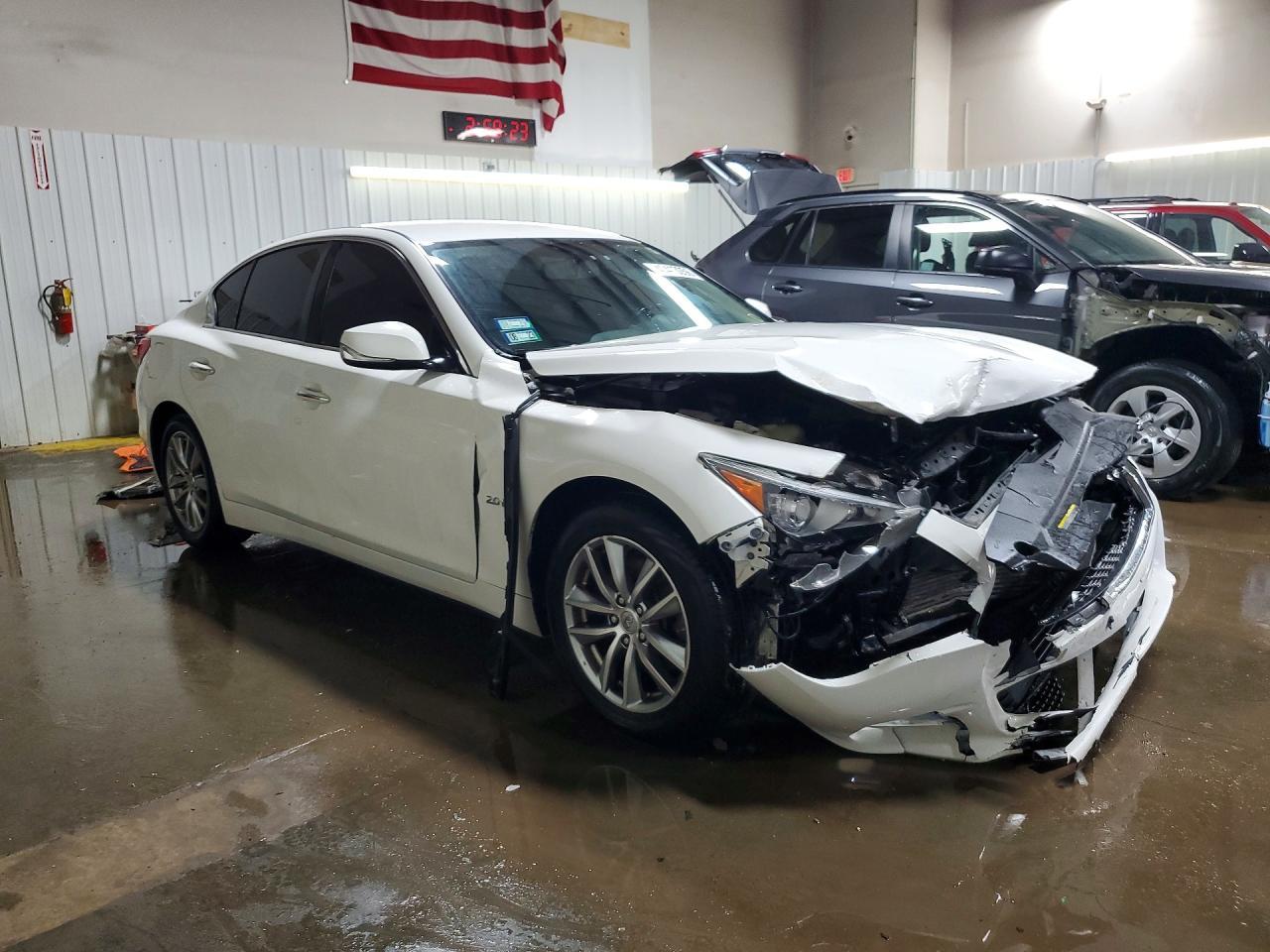 2017 Infiniti Q50 2.0T - Фото 4