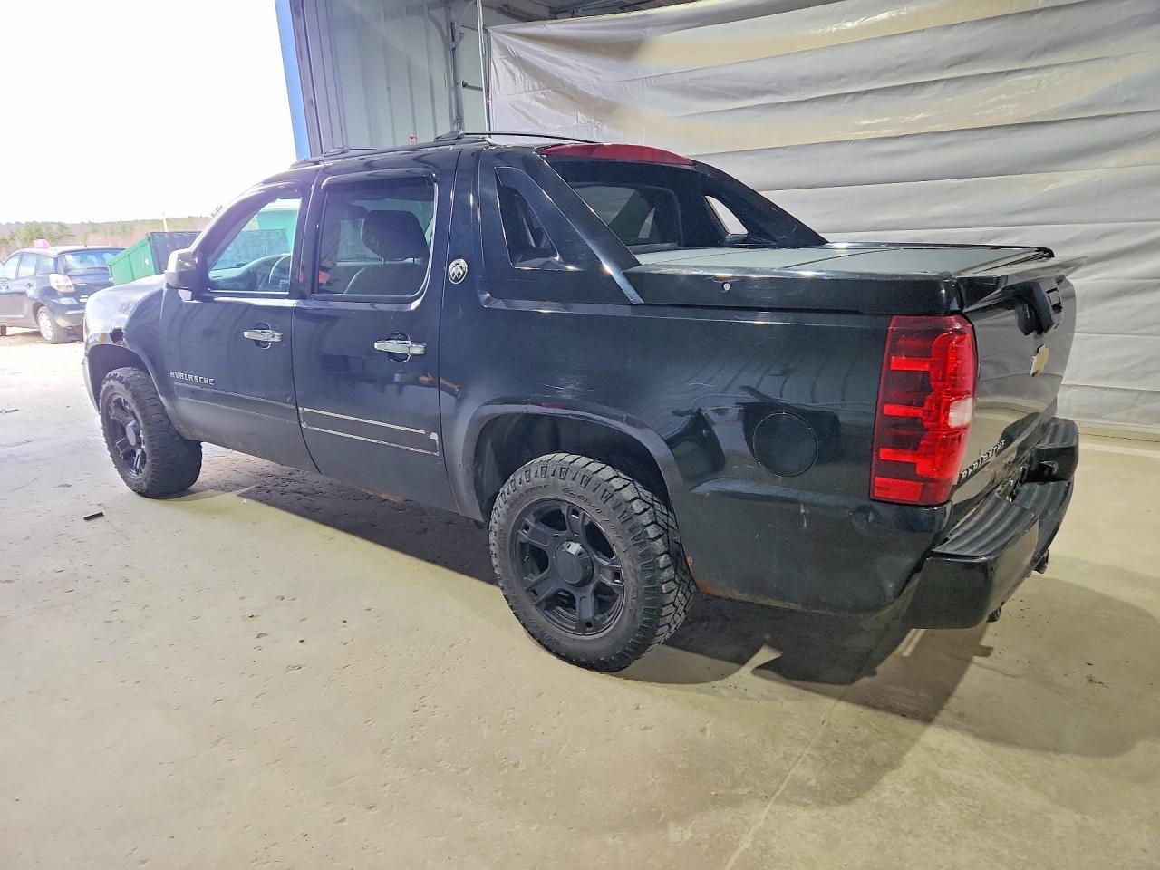 2013 Chevrolet Avalanche Ltz - Image 2