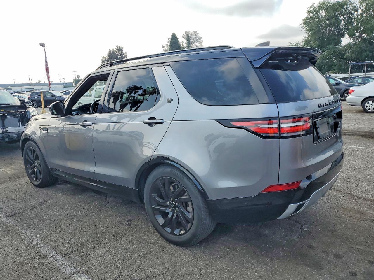 2020 Land Rover Discovery Landmark - Image 2