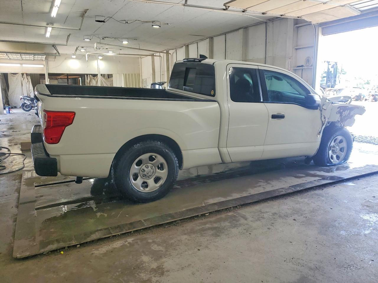2022 Nissan Titan S - Фото 3