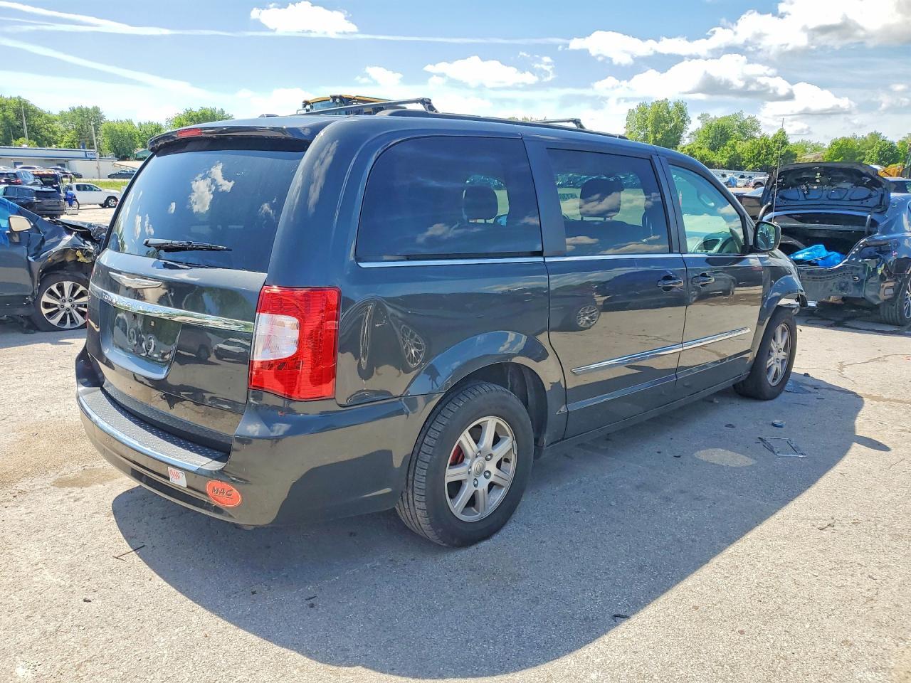2012 Chrysler Town & Country Touring - Фото 3