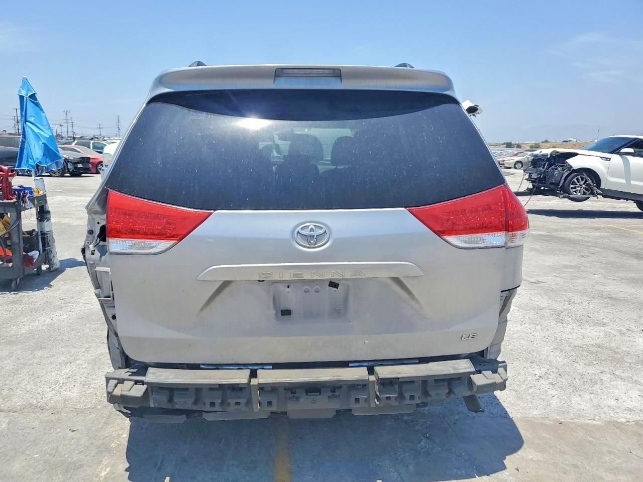 2012 Toyota Sienna Le - Image 6