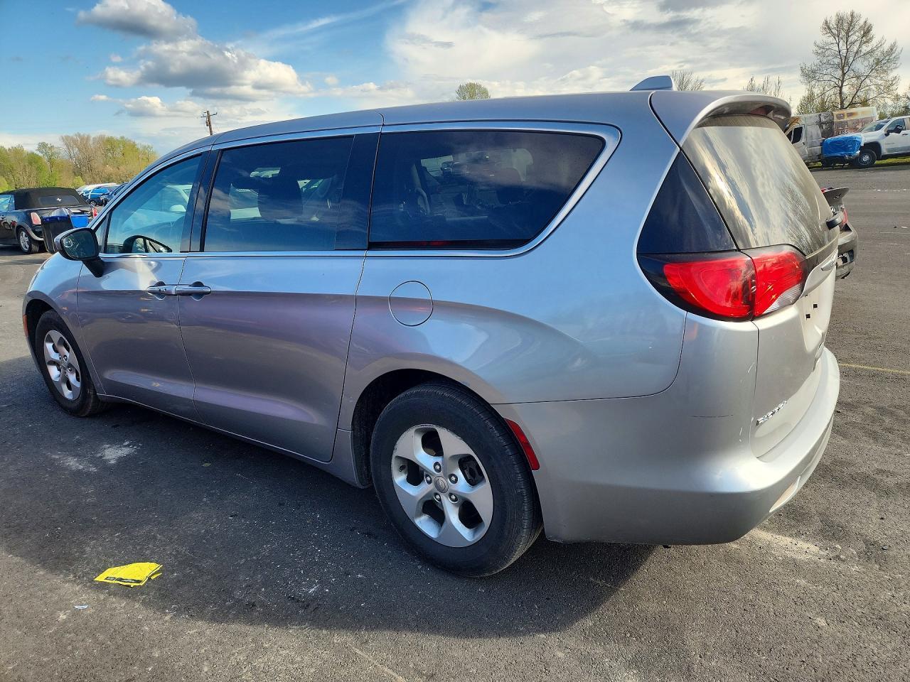 2017 Chrysler Pacifica Lx - Image 2