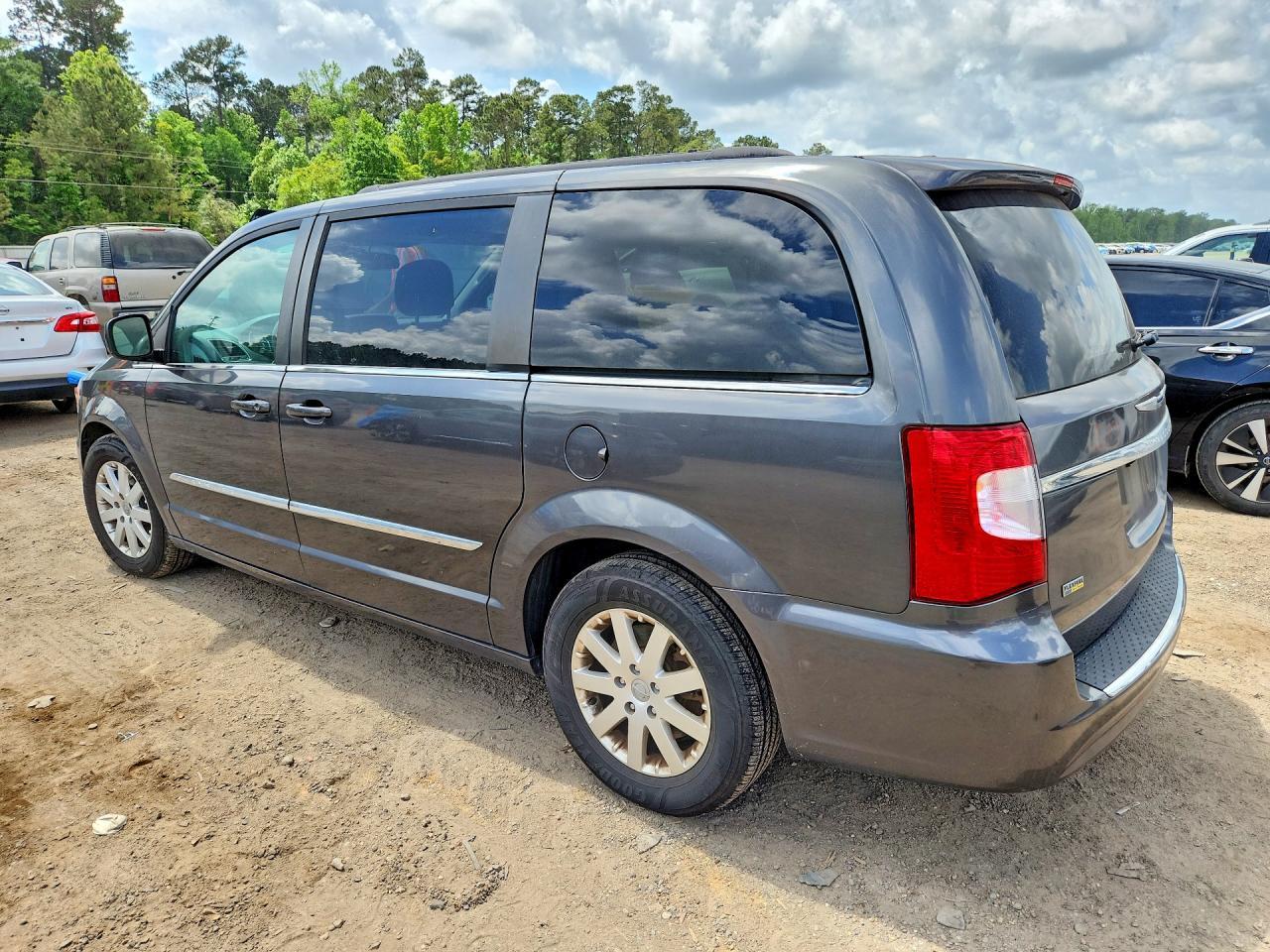 2016 Chrysler Town & Country Touring - Фото 2
