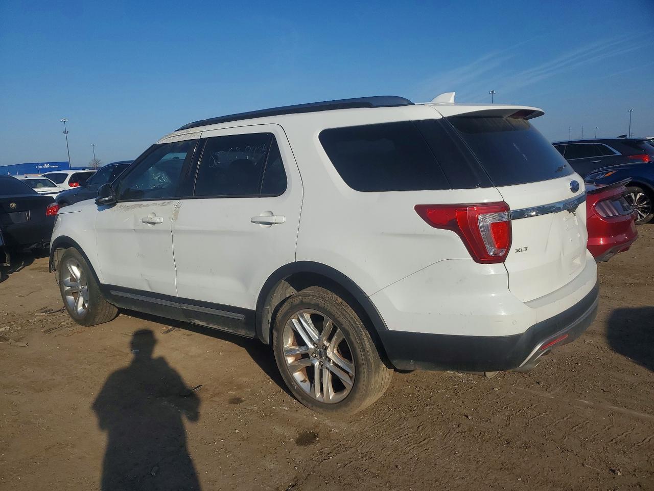 2016 Ford Explorer Xlt - Image 2