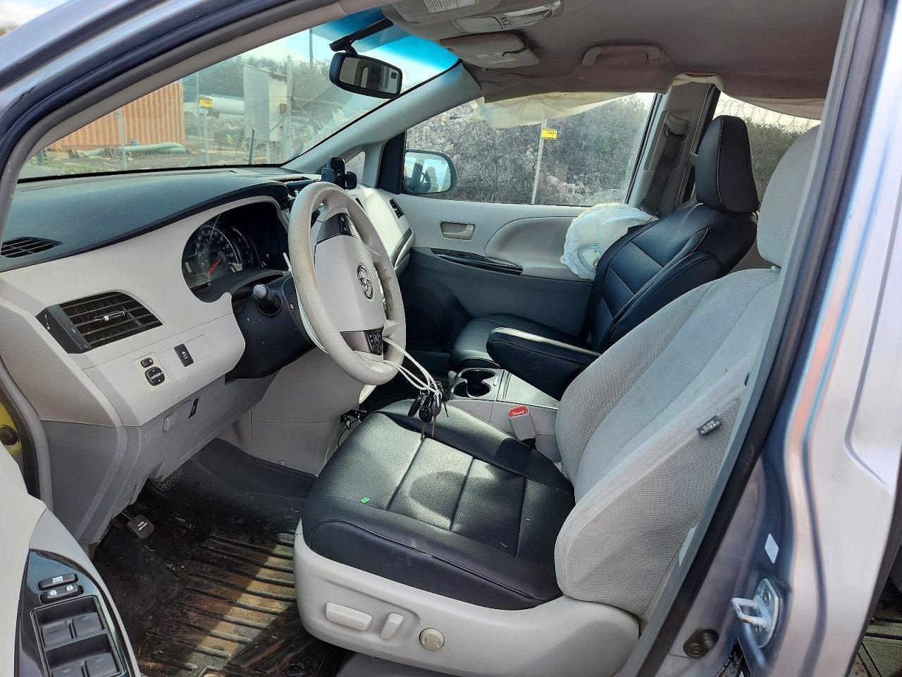 2012 Toyota Sienna Le 8-Passenger - Фото 7