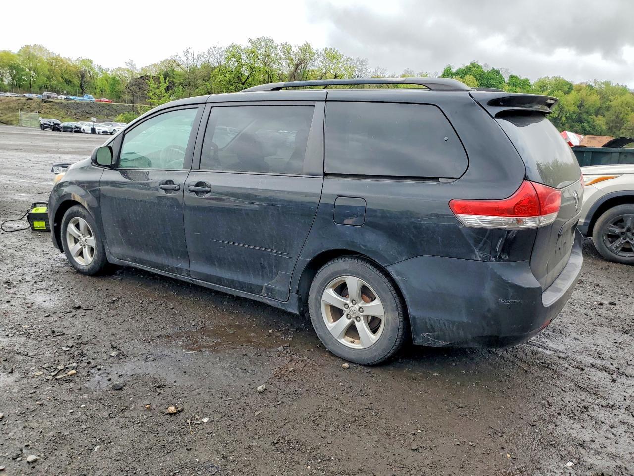 2013 Toyota Sienna Le - Image 2
