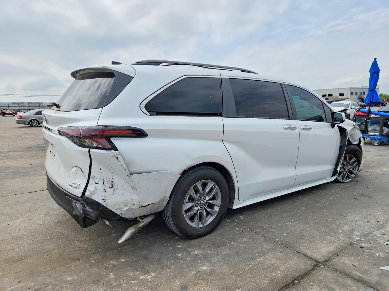 2023 Toyota Sienna Xle - Фото 3