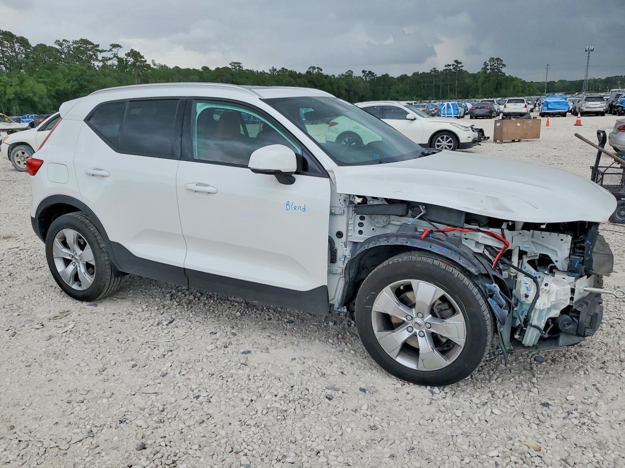 2019 Volvo Xc40 T5 Momentum - Image 4