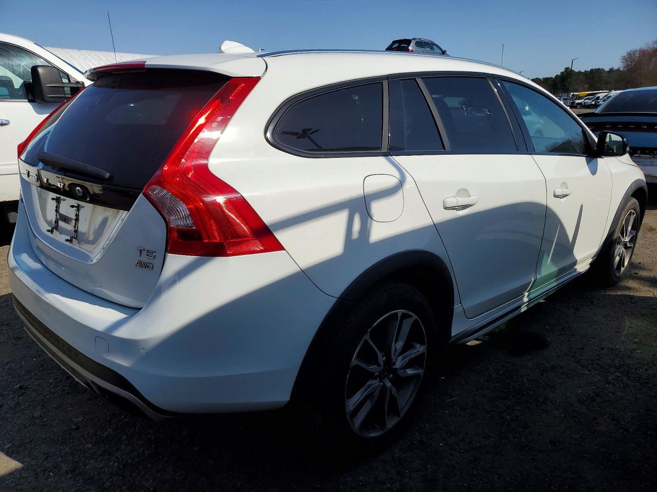 2015 Volvo V60 Cross Country Premier - Фото 3