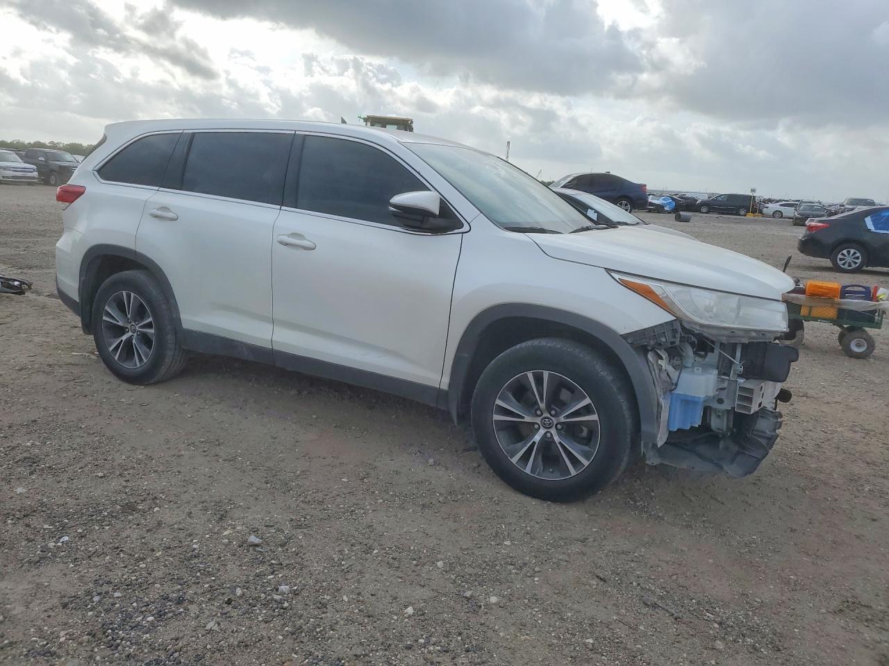 2019 Toyota Highlander Le - Image 4