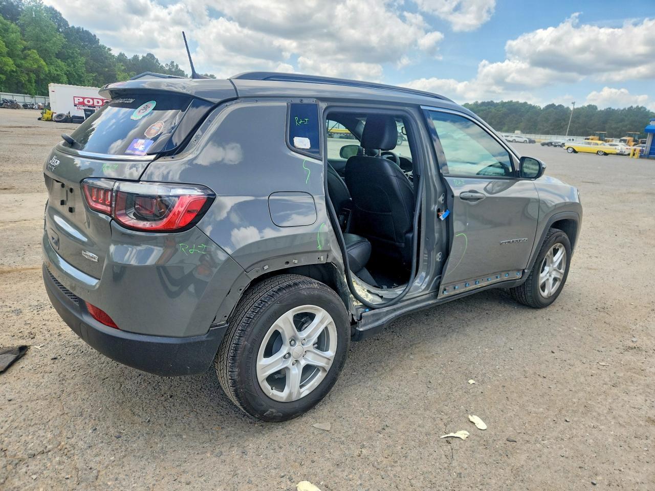 2023 Jeep Compass Latitude - Image 3