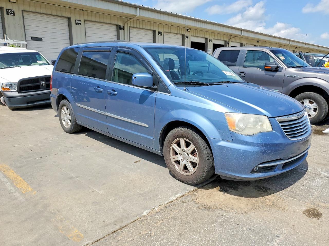 2012 Chrysler Town & Country Touring - Фото 4