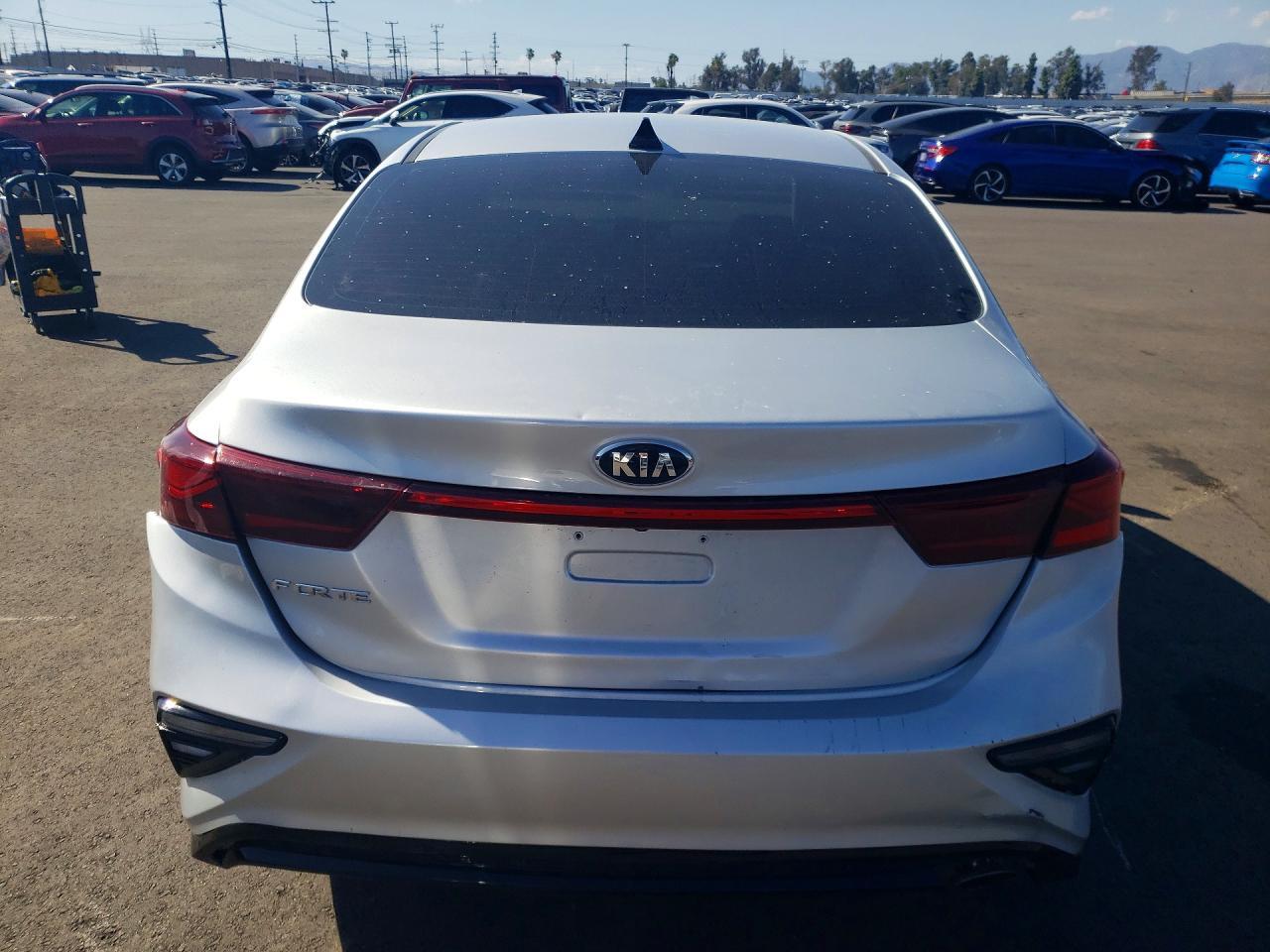 2019 Kia Forte Lxs - Image 6