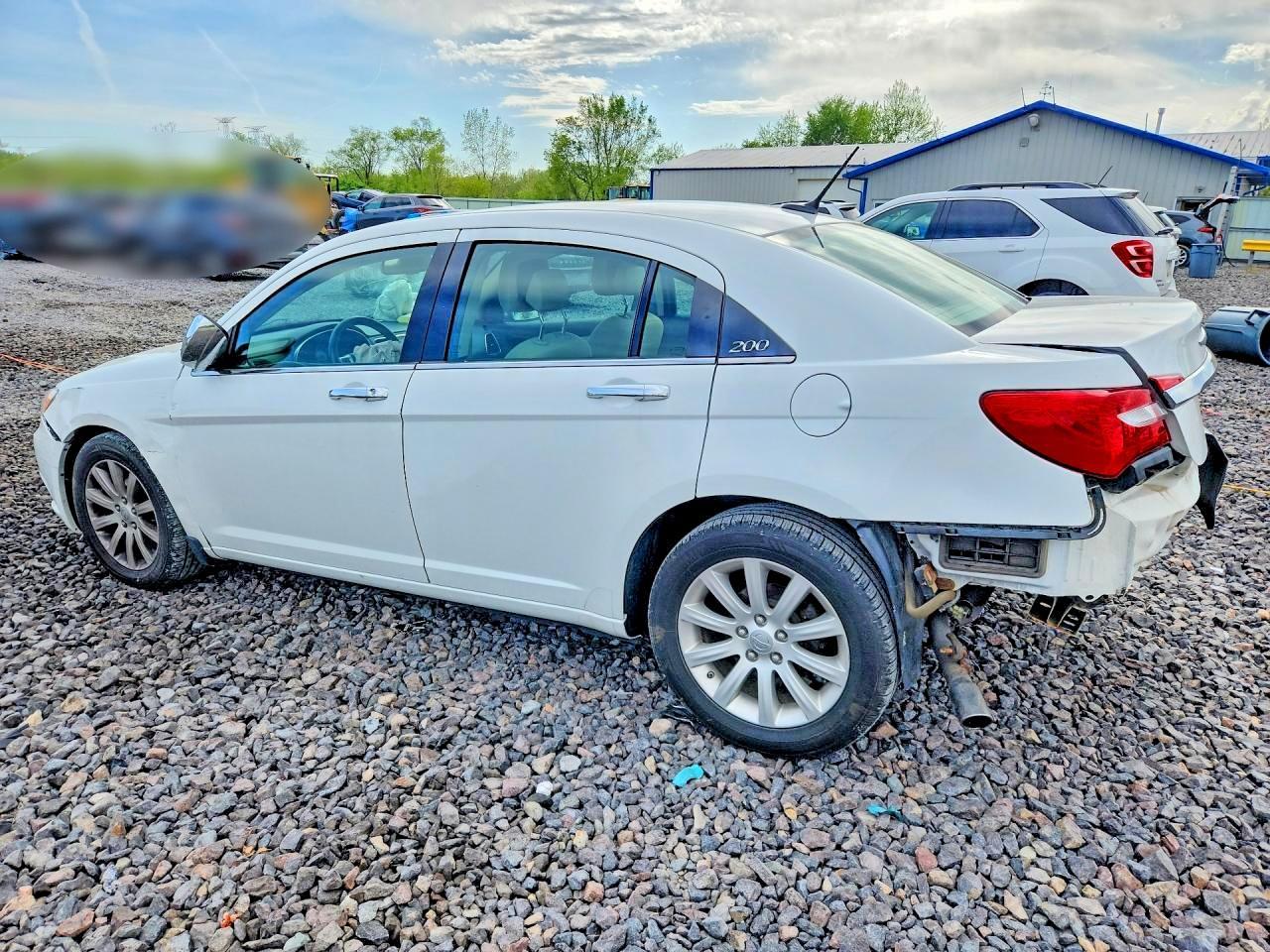 2014 Chrysler 200 Limited - Image 2