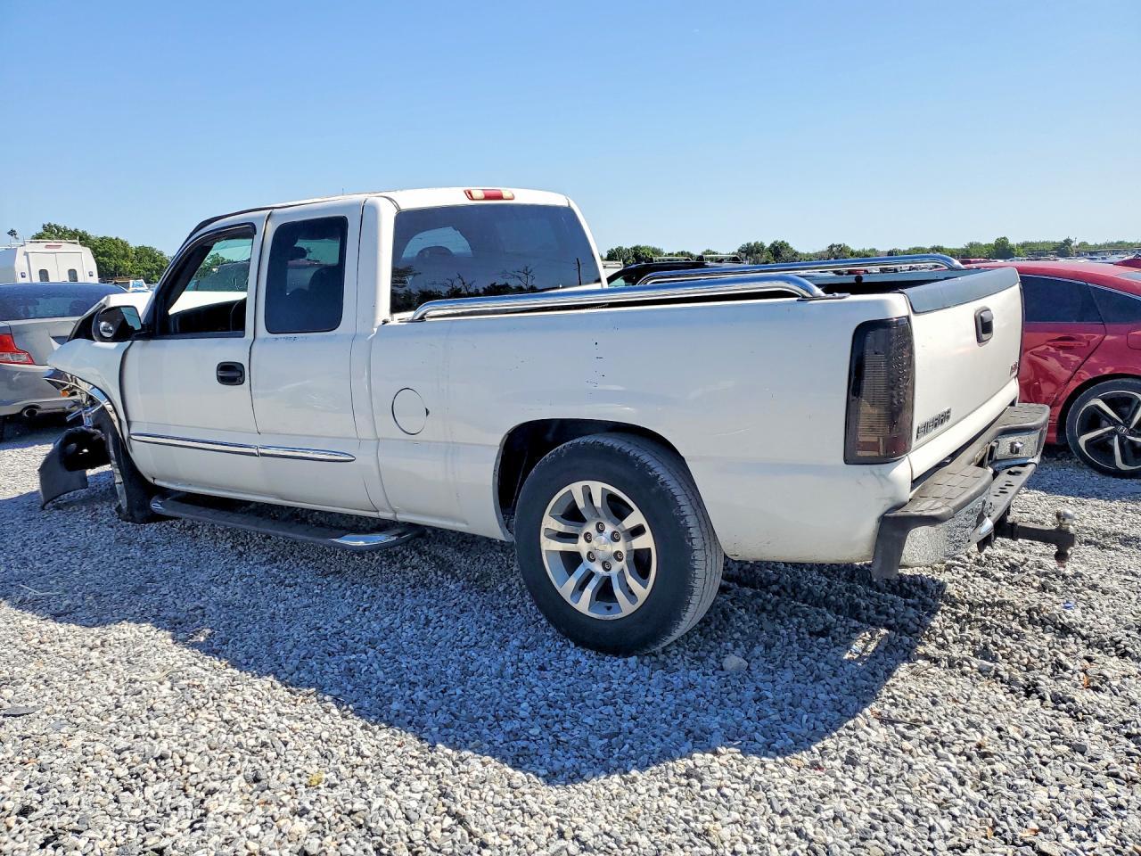 2005 GMC New Sierra C1500 - Image 2