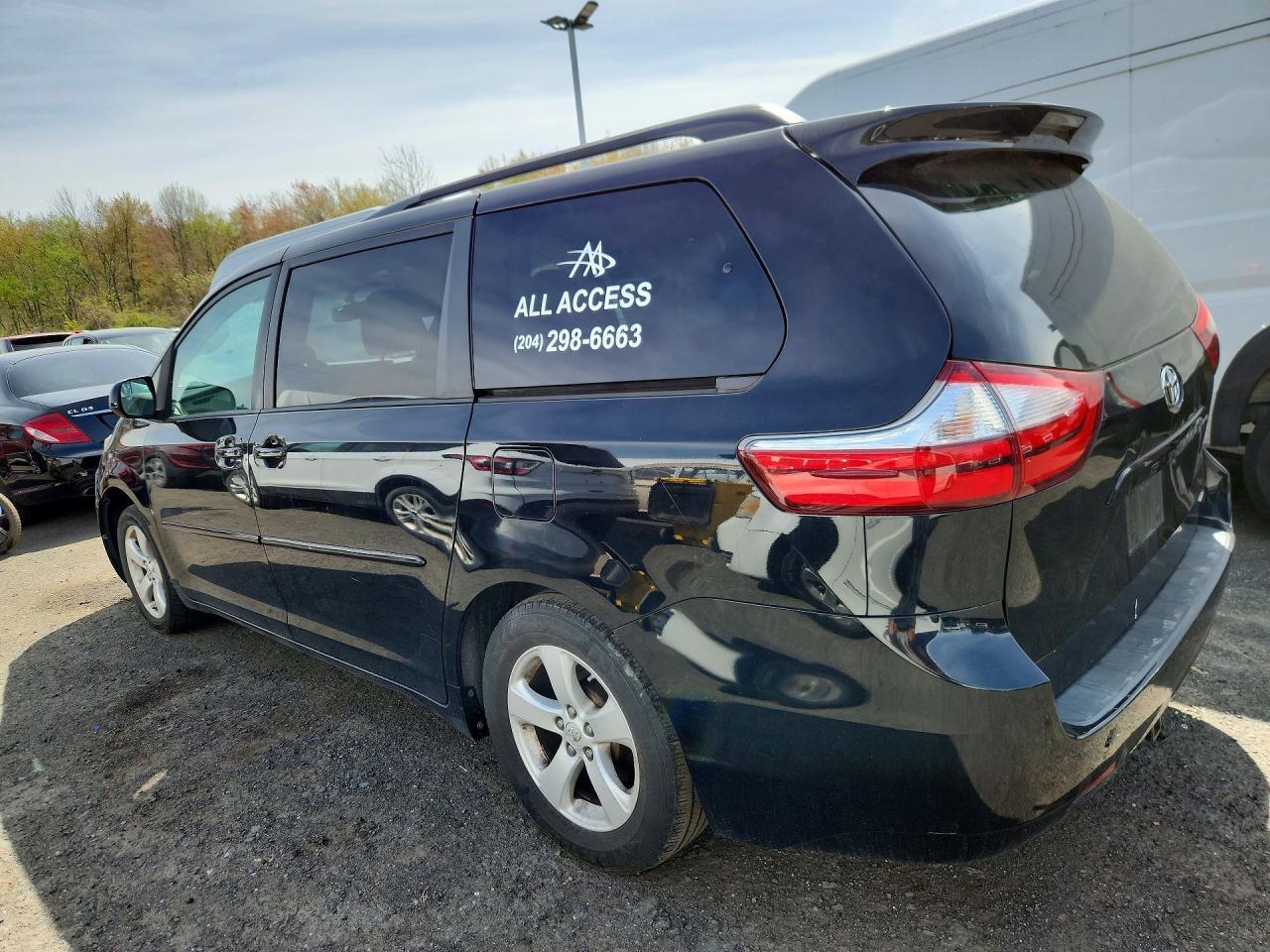 2017 Toyota Sienna Le - Image 2